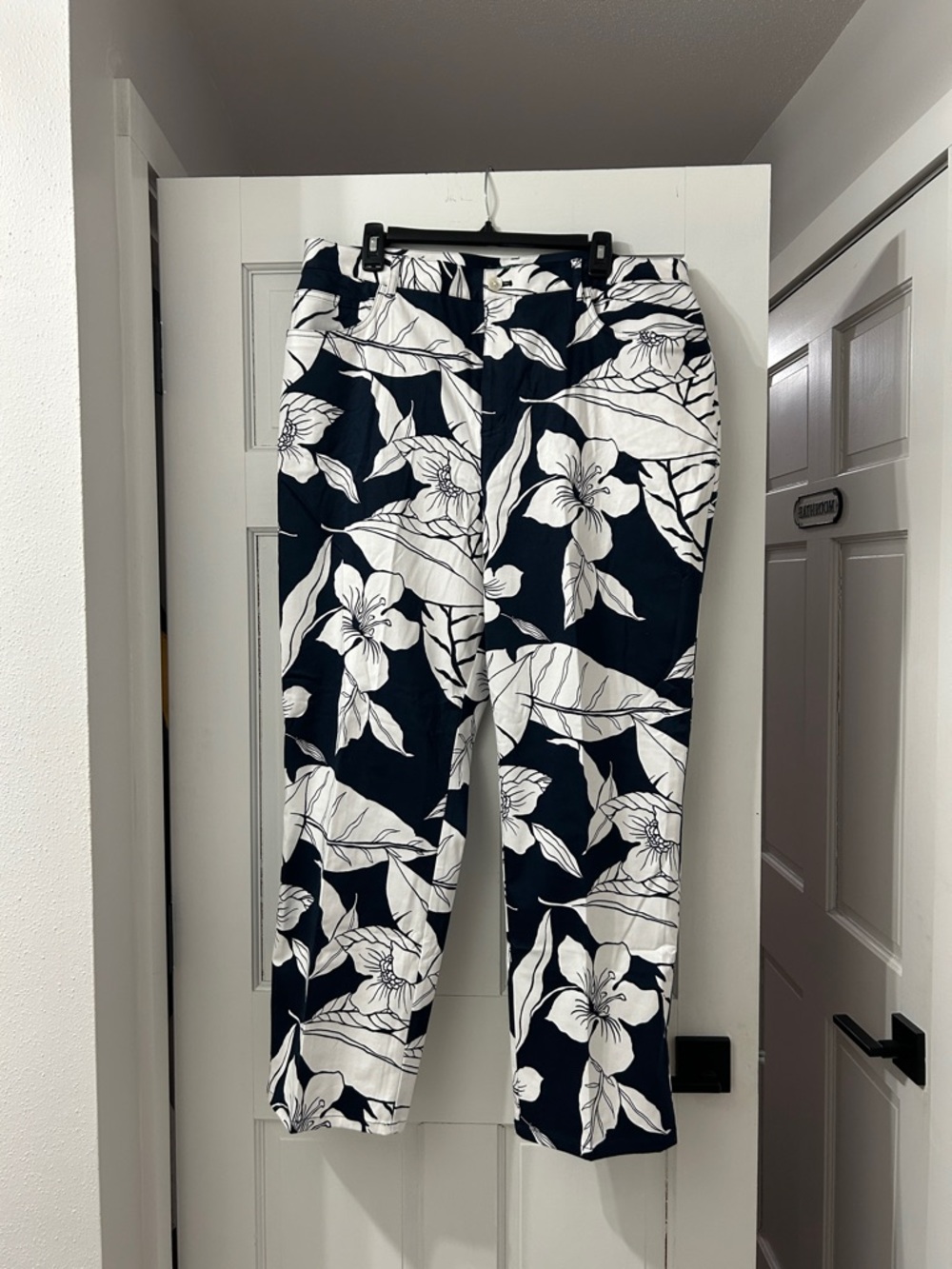 Lauren Ralph Lauren Navy and White Floral Capris